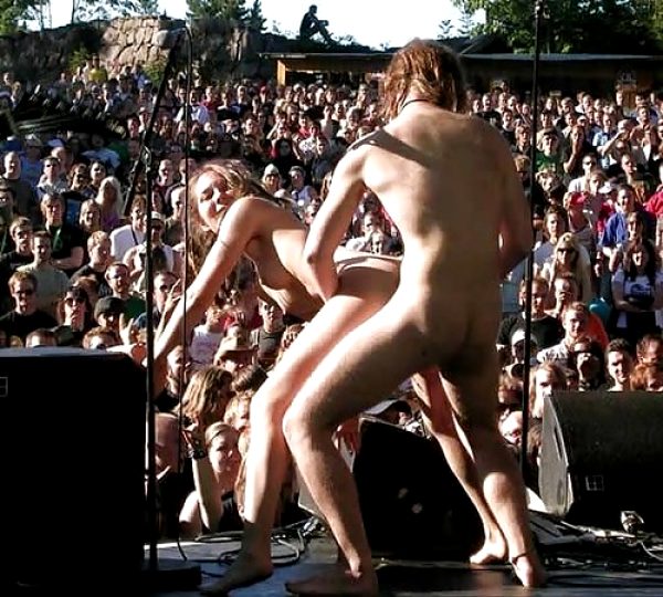 exhibitionist-flashing-amateur-porn-nude-in-public-33-pics_006