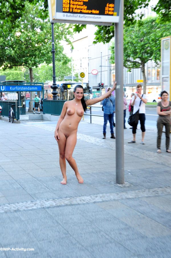 nude-girls-in-public-pornartpics-9-photos_003