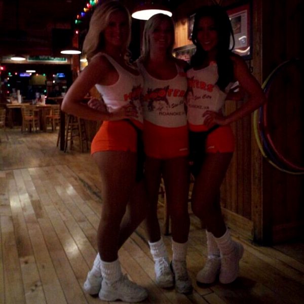 thegirlsofhooters-28-photos_003