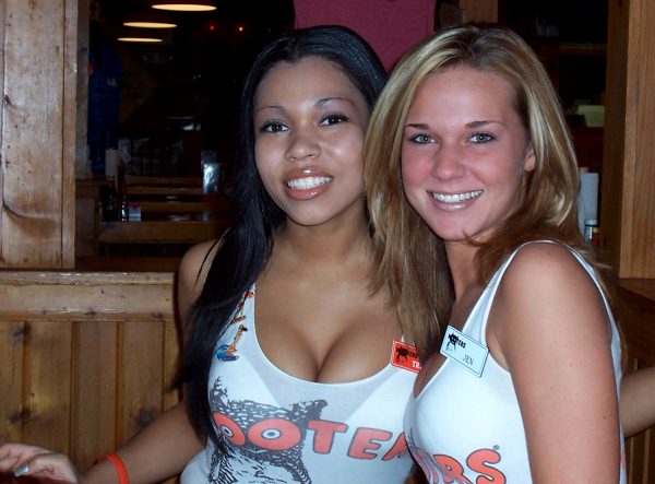 thegirlsofhooters-28-photos_011