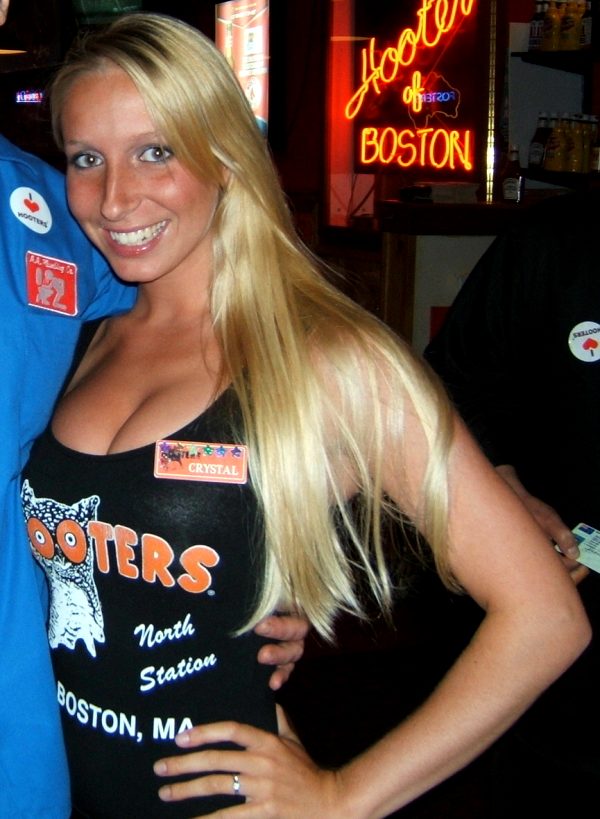 thegirlsofhooters-28-photos_013