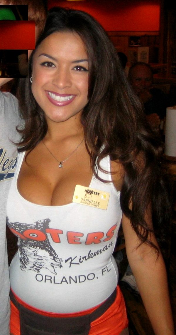 thegirlsofhooters-28-photos_016