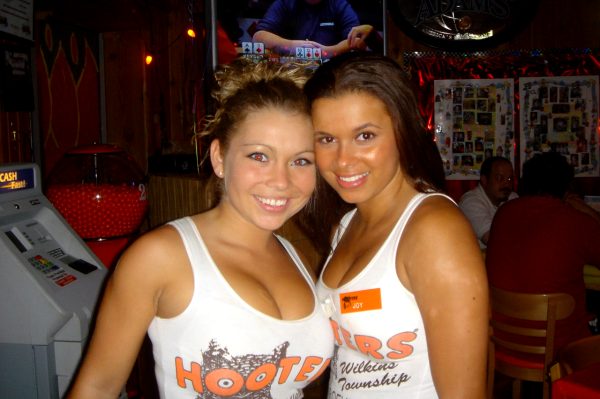 thegirlsofhooters-28-photos_017