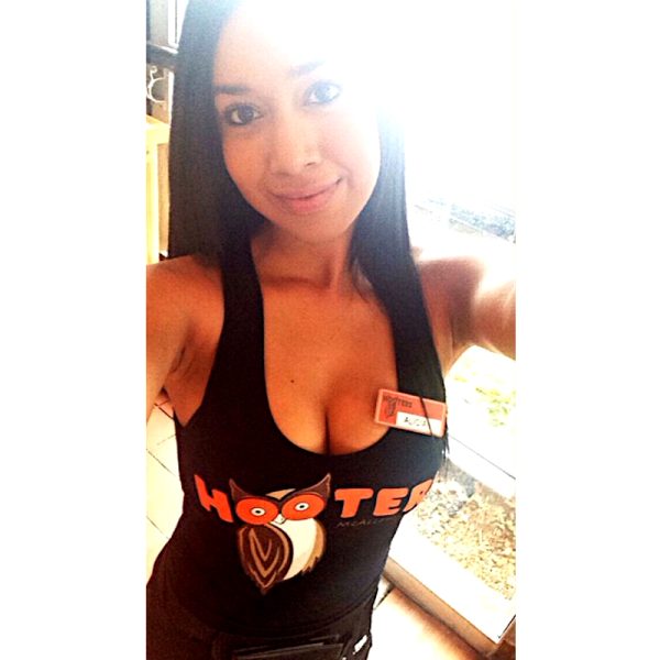 thegirlsofhooters-28-photos_022