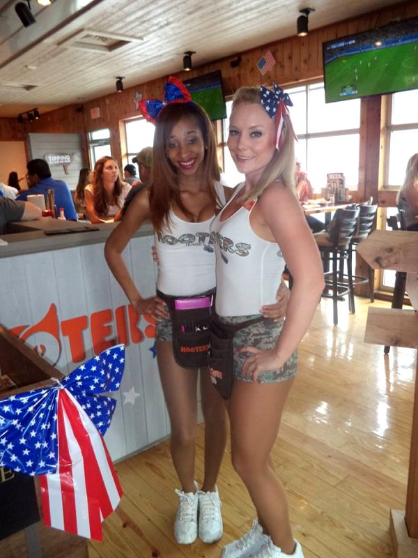 thegirlsofhooters-28-photos_027