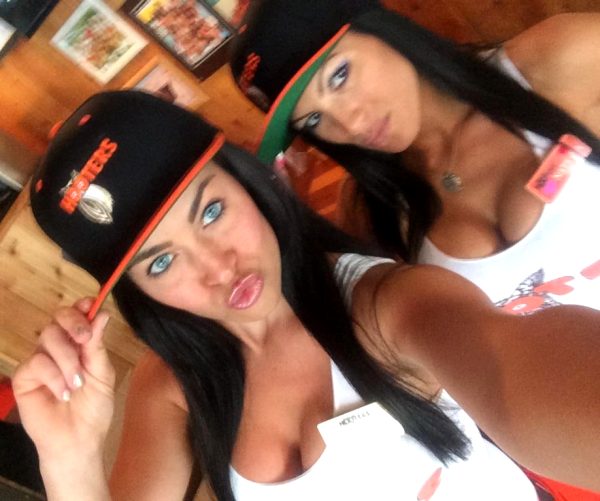 thegirlsofhooters-29-pictures_027