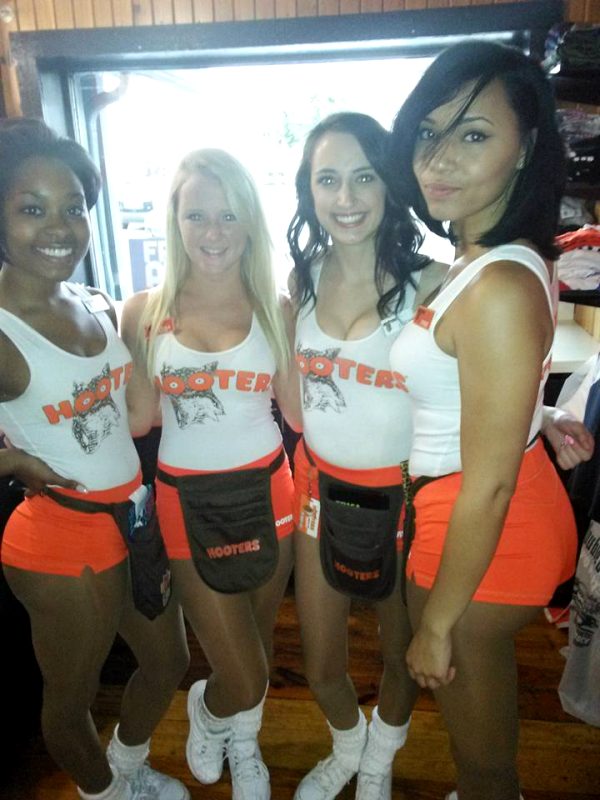 thegirlsofhooters-30-images_013