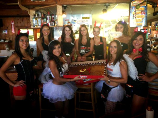 thegirlsofhooters-30-images_018