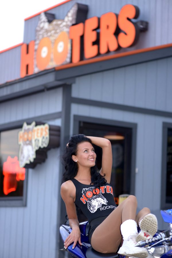 thegirlsofhooters-30-images_027