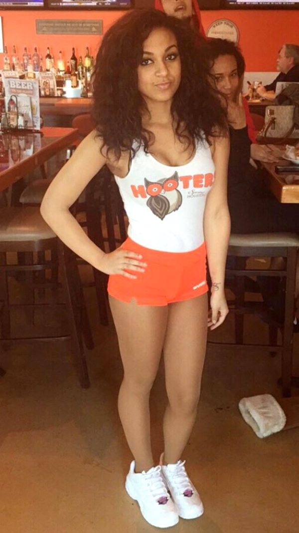 thegirlsofhooters-32-photos_006