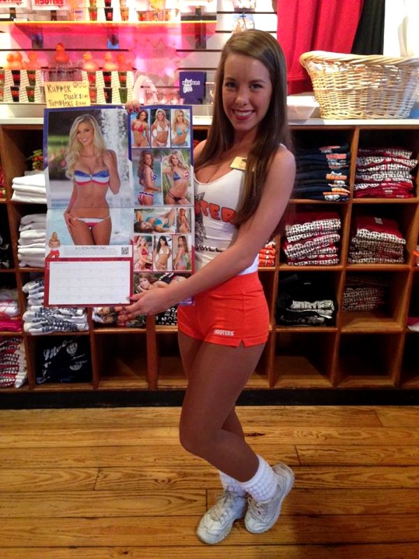 thegirlsofhooters-32-photos_008
