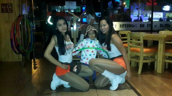 thegirlsofhooters-32-photos_024